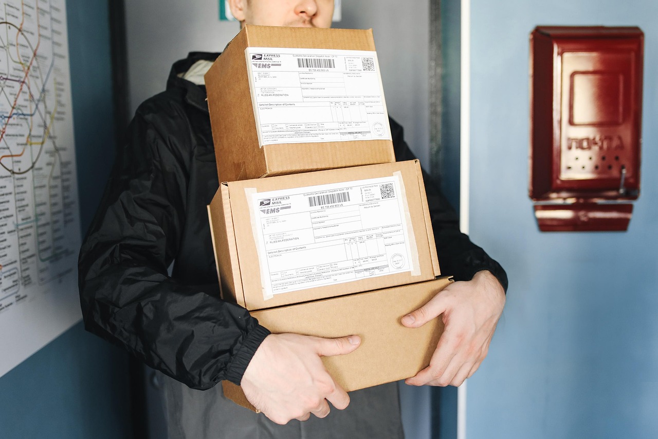 快递包裹与送货员 Delivery packages and delivery man.