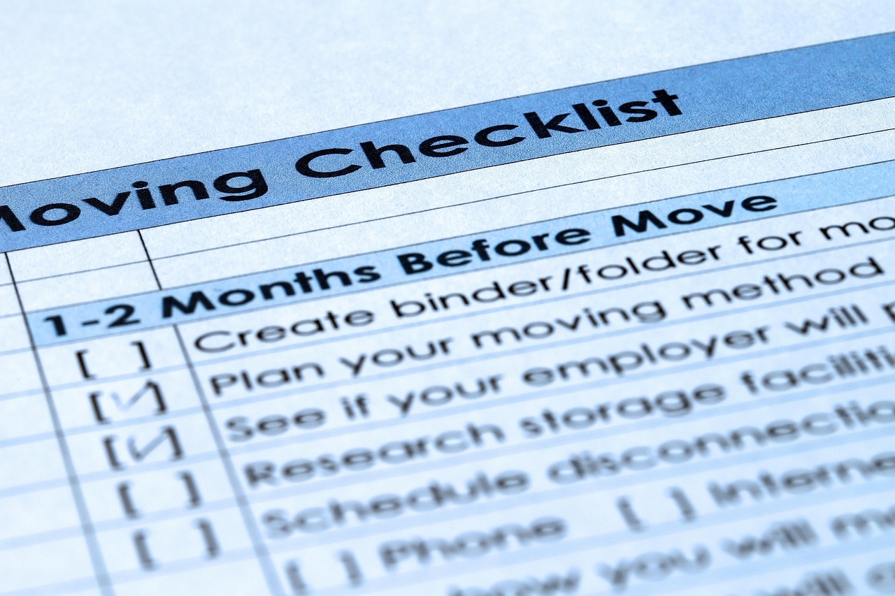 办公室工作人员打勾清单 Checklist with check boxes.