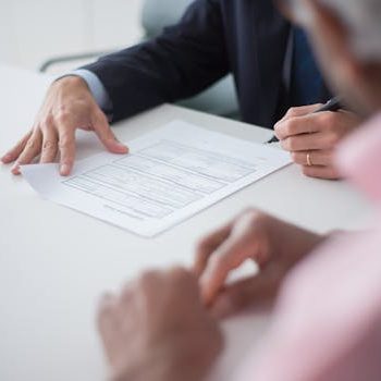商业人士签署咨询协议 Professionals signing consulting agreement.