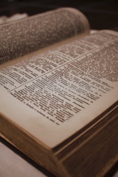 旧西班牙语词典打开页面特写 Open old Spanish dictionary close-up.