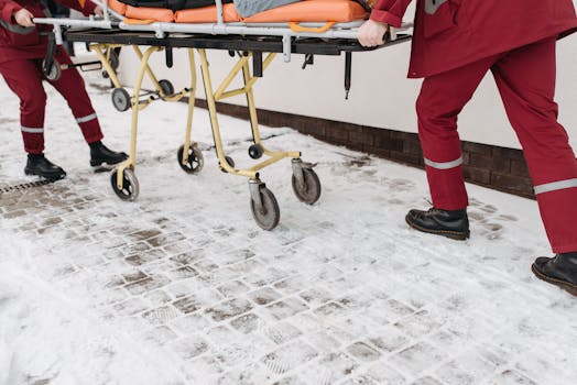 两名护理人员在雪地中推担架 Two paramedics moving stretcher on snow.