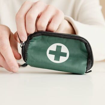 宠物急救包 First Aid Pouch 双手拿着急救包和医疗测试条的特写 Hands holding a first aid pouch with medical test strips.