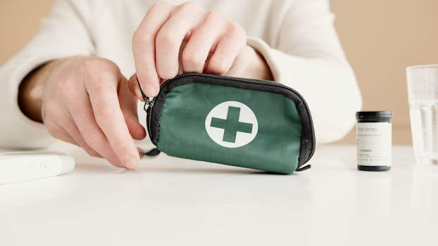 双手拿着急救包和医疗测试条的特写 Hands holding a first aid pouch with medical test strips.